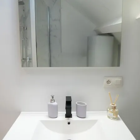 Friendly 1br & 1lr Apt, 15 Min Walk To Center Apartment *