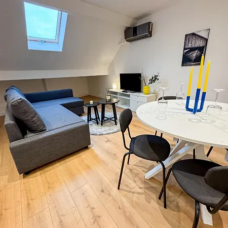 Friendly 1br & 1lr Apt, 15 Min Walk To Center *