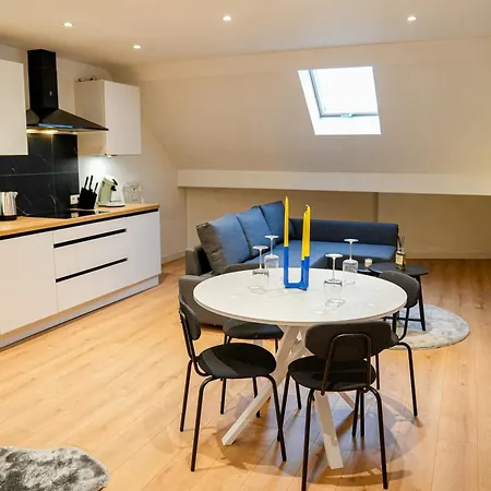 Friendly 1br & 1lr Apt, 15 Min Walk To Center