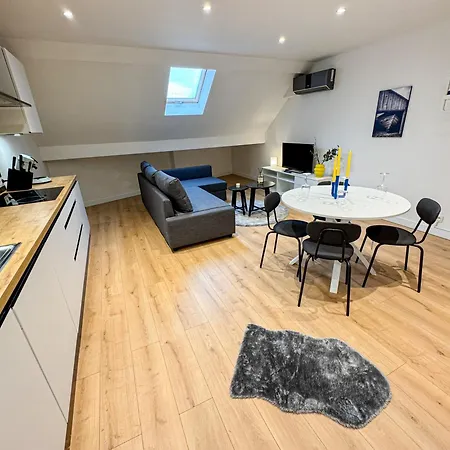Friendly 1br & 1lr Apt, 15 Min Walk To Center Apartment